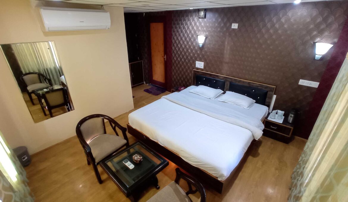 Book best Deluxe Room, Honeymoon, River side, Budget hotel rooms in Pahalgam. Hotel Lal Kothi is located near Main Market Pahalgam Kashmir India. Best Hotel in Pahalgam, Kashmir